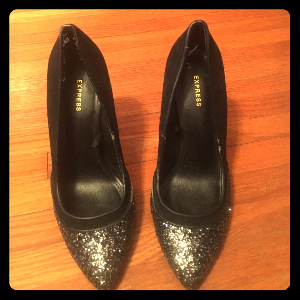 Express black pumps with glitter toe